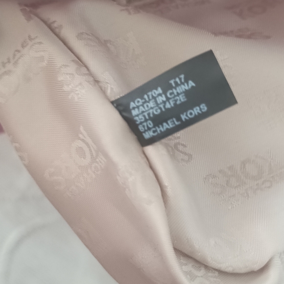 Authentic Michael Kors Tina Medium Shoulder Bag in Fuchsia - Picture 8 of 16